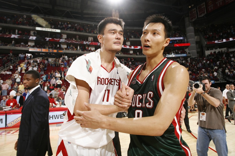 解说：姚明进NBA22岁 大郅24岁 阿联23岁 他们当年都比杨瀚森成熟