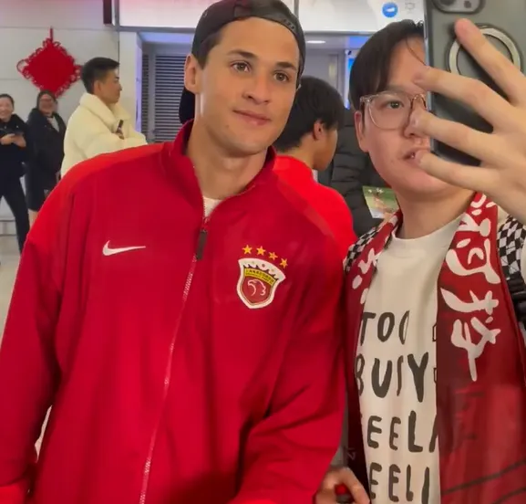 海港回国获大批球迷接机，安永佳、维塔尔等与球迷合影